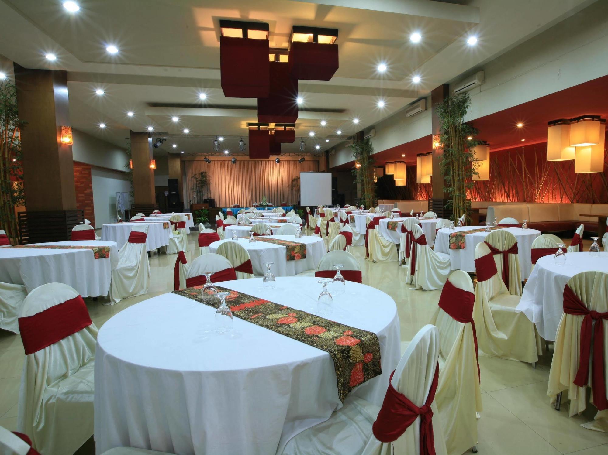 Hotel Montana Malang Exterior photo